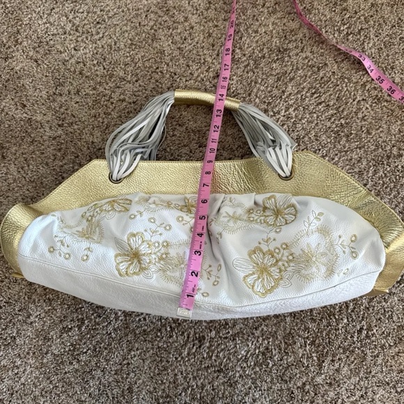 NWT Flora Bella White with Gold Floral Embroidered Oblong Leather Purse - Picture 11 of 12